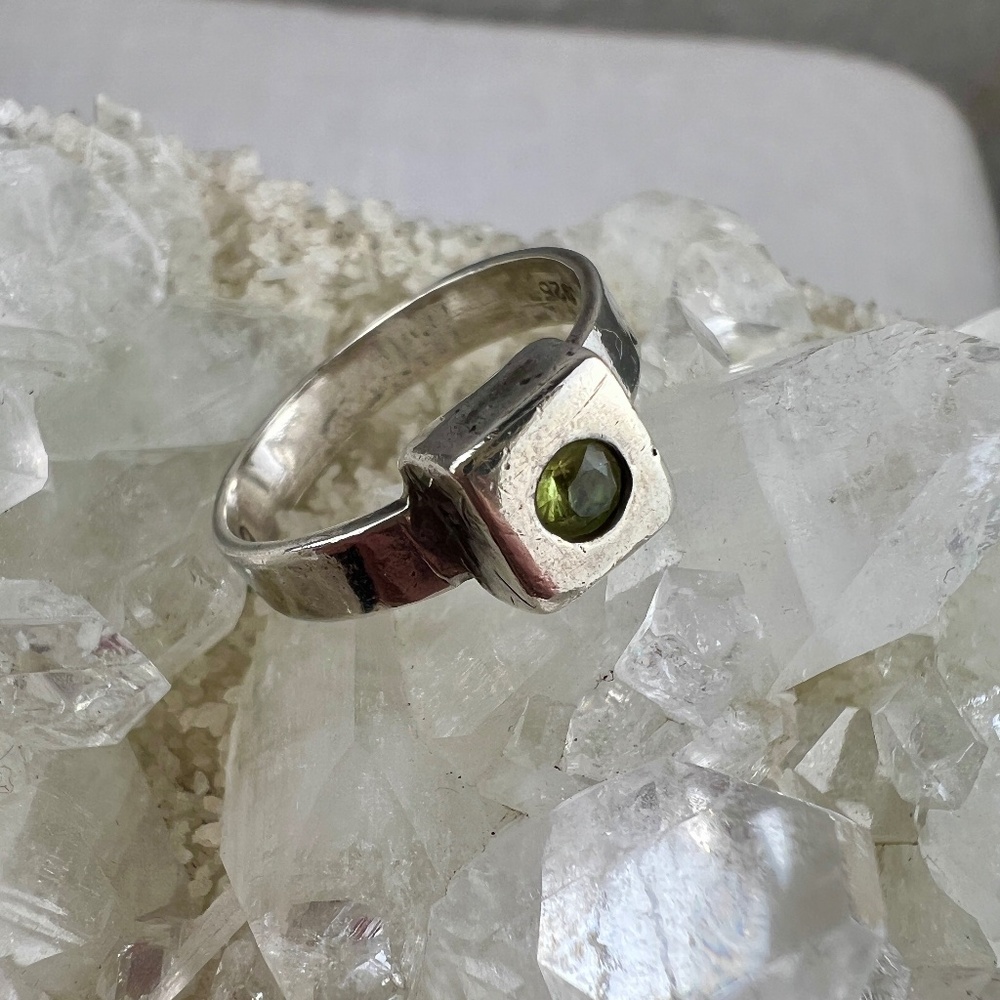 ERICA COURTNEY VINTAGE Sterling Silver Ring with PERIDOT